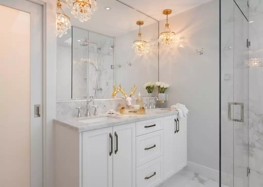 Bathroom Remodeling on a Tight Budget: Creative Solutions for a Beautiful Space